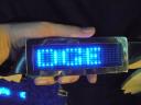 Close de uma fivela de cinto com um painel de 21×7 LEDs