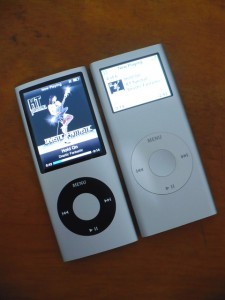 O velho e o novo iPod nano 4G (à esquerda) posa ao lado de seu ancestral