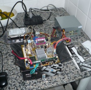 A fonte (à direita) é quase do tamanho da placa. O HD está à esquerda