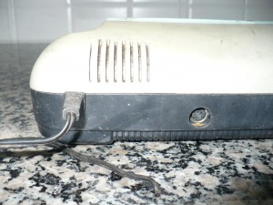 Cabo de força cortado e conector para o cabo A/V (não incluso, um de Mega serviu)