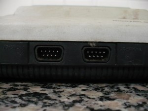 Conectores de joystick. Joysticks de Megadrive são compatíveis